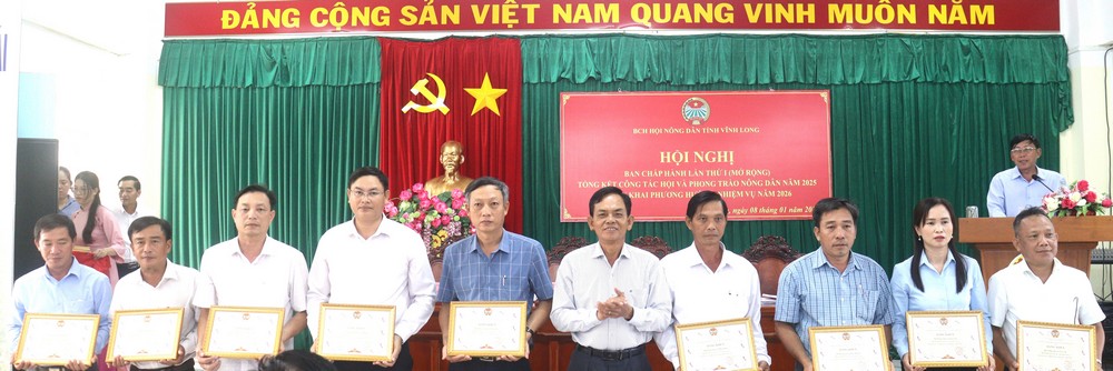 Khen thưởng cho các tập thể có thành tích xuất sắc, tiêu biểu trong công tác Hội và phong trào nông dân năm 2025.