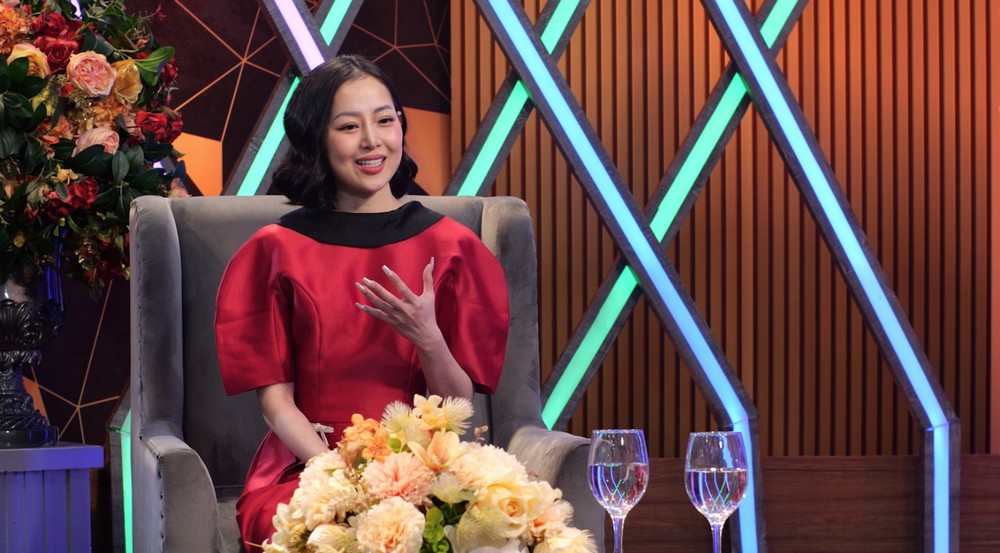 Mc Minh Ngọc dẫn dắt cuộc trò chuyện cùng nghệ sĩ trong Chuyện tối cùng sao