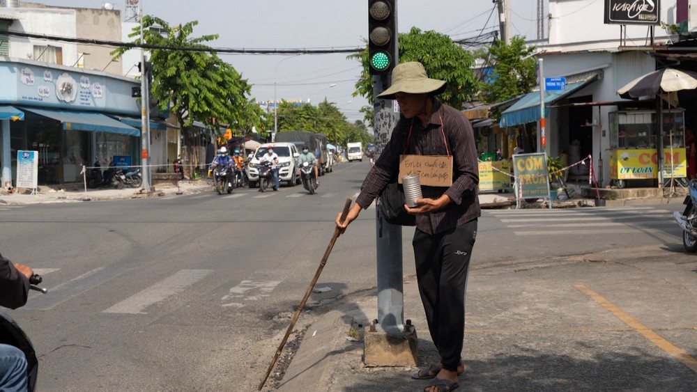 Chàng kỹ sư trẻ lại chấp nhận nhận jon của một người ăn xin