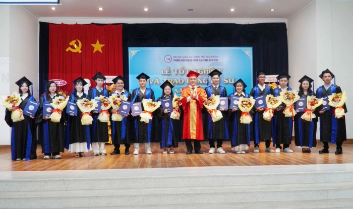 Phân hiệu Đại học Quốc gia TP Hồ Chí Minh tại Bến Tre trao bằng tốt nghiệp cho 15 tân kỹ sư