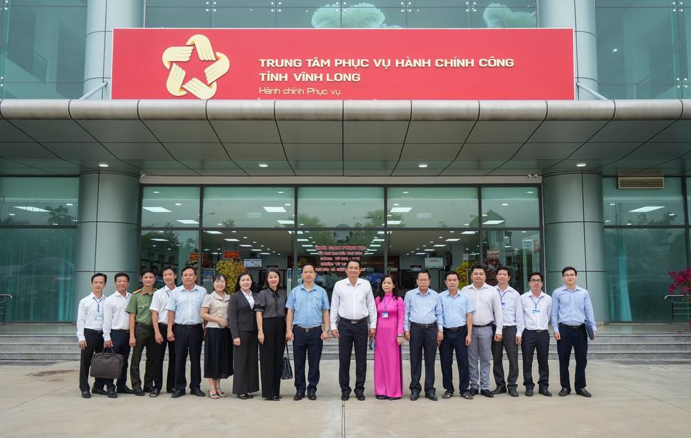 Các đại biểu chụp ảnh lưu niệm tại lễ ra mắt Trung tâm Phục vụ hành chính công tỉnh Vĩnh Long tại trụ sở mới Trung tâm Hội nghị- Nhà khách tỉnh.