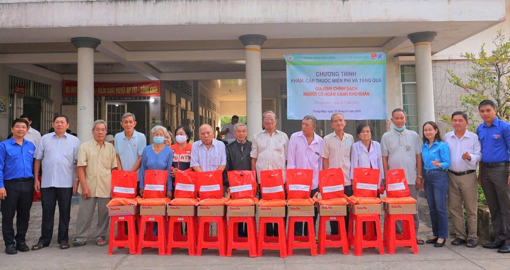 Ngoài khám, chữa bệnh, chương trình còn trao tặng 200 phần quà Tết cho bà con trước thềm năm mới.