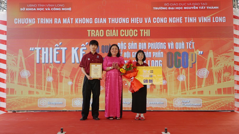 Đồng chí Hồ Thị Hoàng Yến- Phó Bí thư Thường trực Tỉnh ủy trao giấy chứng nhận Giải Nhì cho sản phẩm “Giỏ quà Đặc sản miền Tây” đơn vị phối hợp sản xuất Cơ sở sản xuất Tôm khô Tiến Hải và Doanh nghiệp tư nhân Chế biến Thực phẩm- Thương mại Hồng Hương.