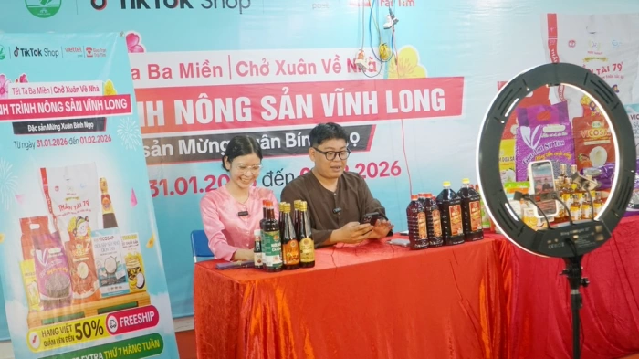 Mời đến hội chợ Xuân xem livestream bán hàng, trải nghiệm gói bánh tét Trà Cuôn