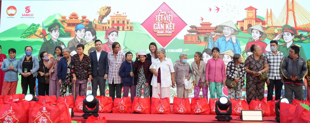 Đồng chí Lò Trung Kiên- Phó trưởng Ban công tác xã hội, Ủy ban Trung ương MTTQ Việt Nam và bà Patsy Lim- Phó Tổng Giám đốc phụ trách Marketing & Truyền thông doanh nghiệp SABECO tặng quà cho người dân.