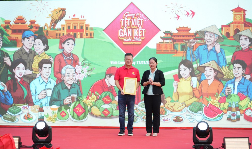 Phó Chủ tịch Ủy ban MTTQ Việt Nam tỉnh- Nguyễn Thị Tuấn Thanh trao thư cảm ơn cho đơn vị tài trợ.