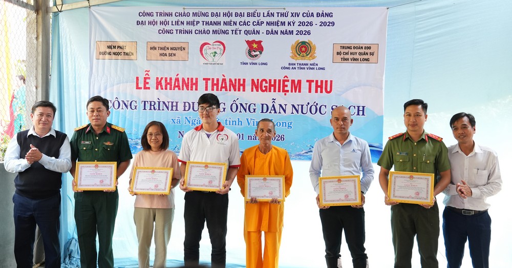 UBND xã Ngãi Tứ trao giấy khen cho nhà tài trợ, các tổ chức hỗ trợ thực hiện công trình.