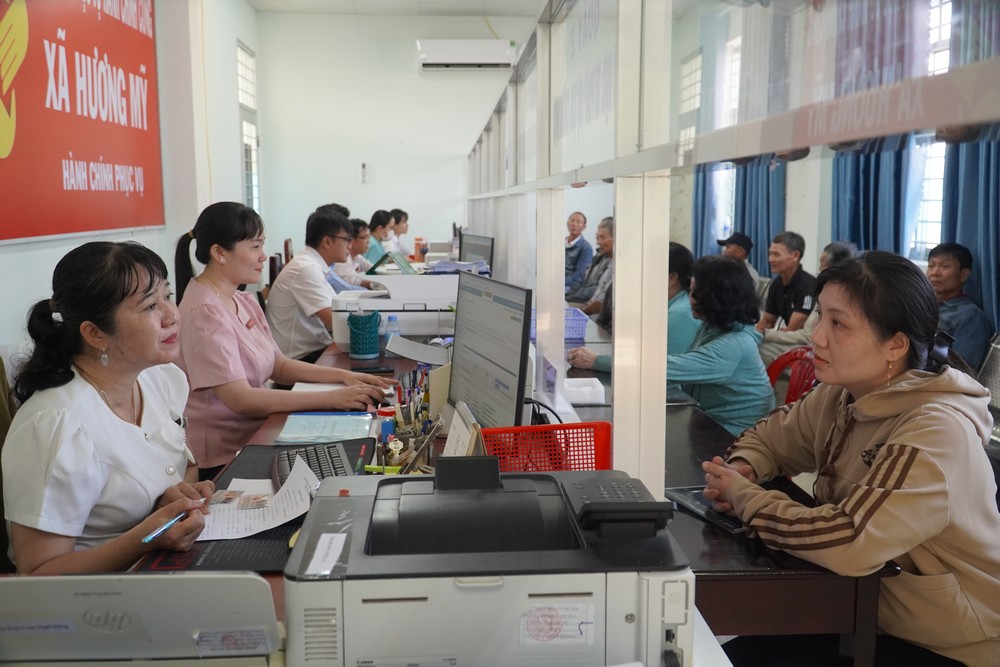 Thủ tục hành chính và dịch vụ công thuận tiện, minh bạch hơn nhờ chuyển đổi số. Ảnh: Phan Hân