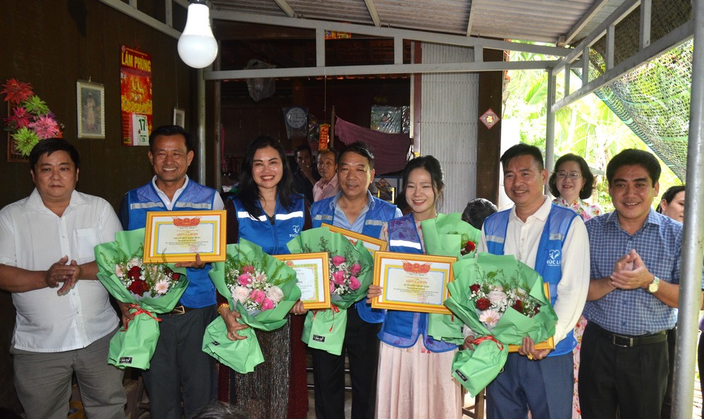 Trao giấy khen của UBND xã Giồng Trôm cho các đơn vị tài trợ vật chất xây dựng cầu giao thông nông thôn, thực hiện công tác an sinh xã hội trên địa bàn xã.