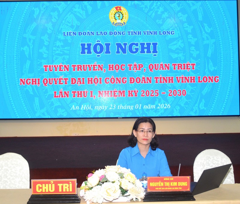 Bà Nguyễn Thị Kim Dung – Phó Chủ tịch LĐLĐ tỉnh chủ trì hội nghị tại khu vực Bến Tre. Ảnh: TRẦN QUỐC.