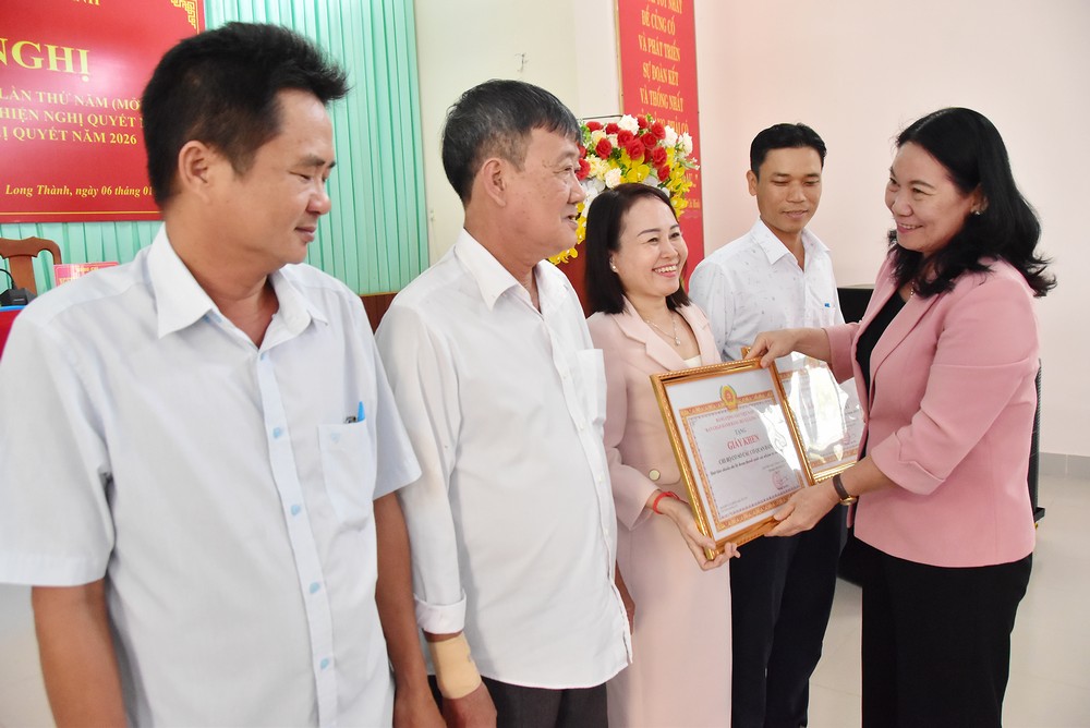 Phó Chủ tịch UBND tỉnh- Nguyễn Thị Bé Mười trao giấy khen cho các chi bộ hoàn thành xuất sắc nhiệm vụ năm 2025.
