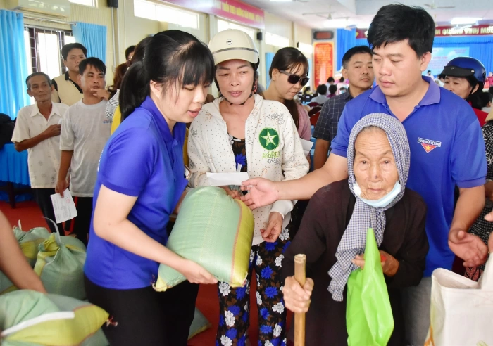 Tặng 100 quà Tết cho hộ nghèo, cận nghèo