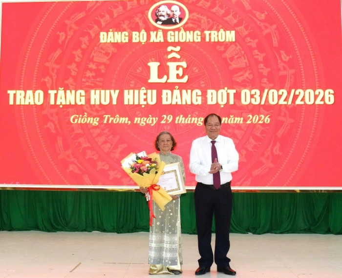 Trao Huy hiệu Đảng đợt 3/2 cho đảng viên