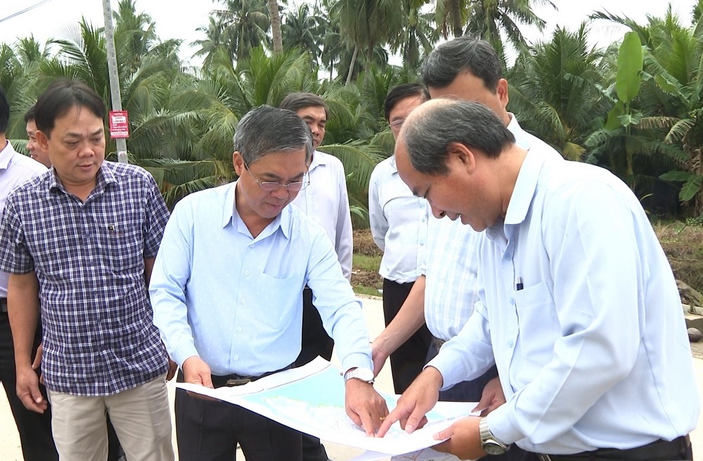 Đoàn khảo sát tại cống An Hóa.