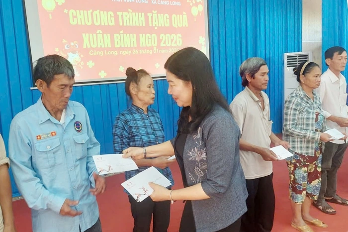 Xã Càng Long tặng 200 phần quà Tết cho người dân có hoàn cảnh khó khăn