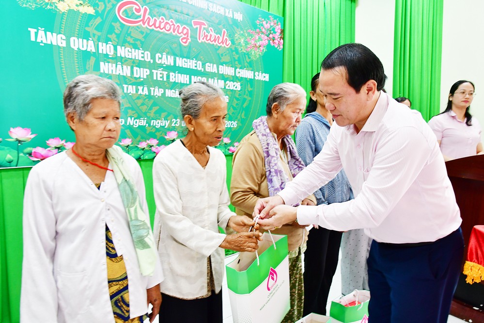 Ông Lê Hoàng Phi – Giám đốc NHCSXH tỉnh Vĩnh Long tặng quà cho hộ nghèo.