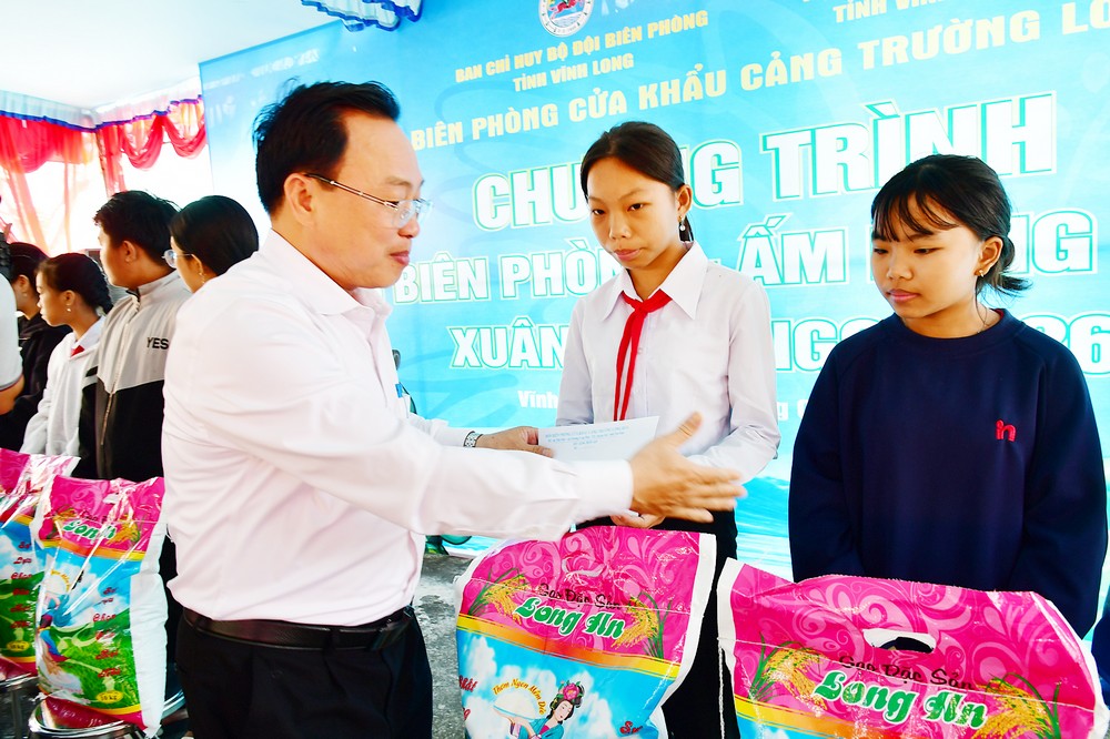 Bùi Văn Hản Em- Phó Trưởng ban Ban Tuyên giáo và Dân vận Tỉnh ủy trao quà cho học sinh hoàn cảnh khó khăn.