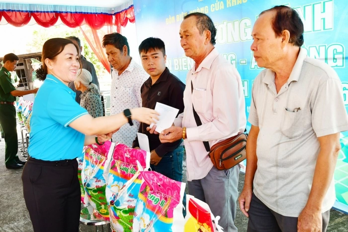 Chương trình “Xuân Biên phòng, ấm lòng dân bản” năm 2026: Trao 305 phần quà cho các đối tượng