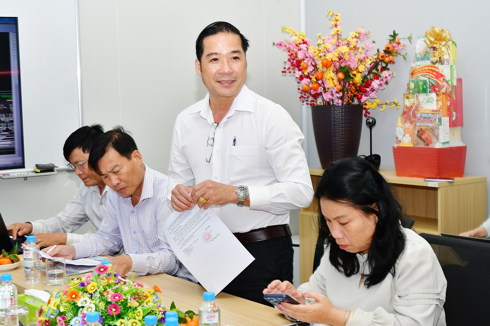 Ông Ngô Hồng Khanh- Chủ tịch UBND xã Song Lộc báo cáo tại buổi làm việc.