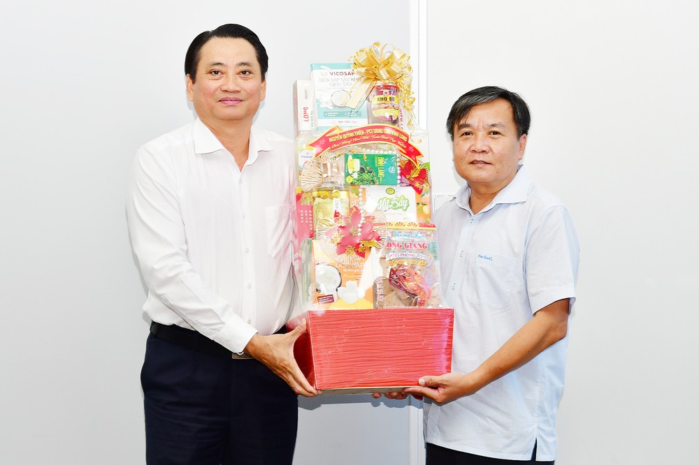 Phó Chủ tịch UBND tỉnh- Nguyễn Quỳnh Thiện (bên trái) tặng quà chúc mừng năm mới lãnh đạo Công ty Cổ phần dược phẩm TV.Pharm.