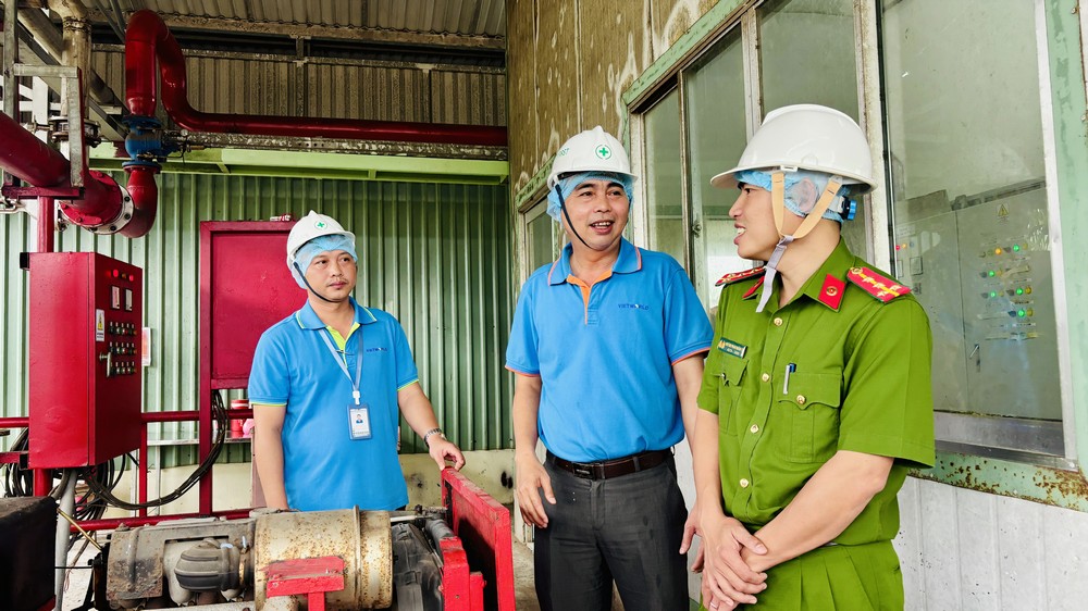 Hình 1: Kiểm tra việc trang bị phương tiện, hệ thống PCCC và CNCH tại cơ sở.
