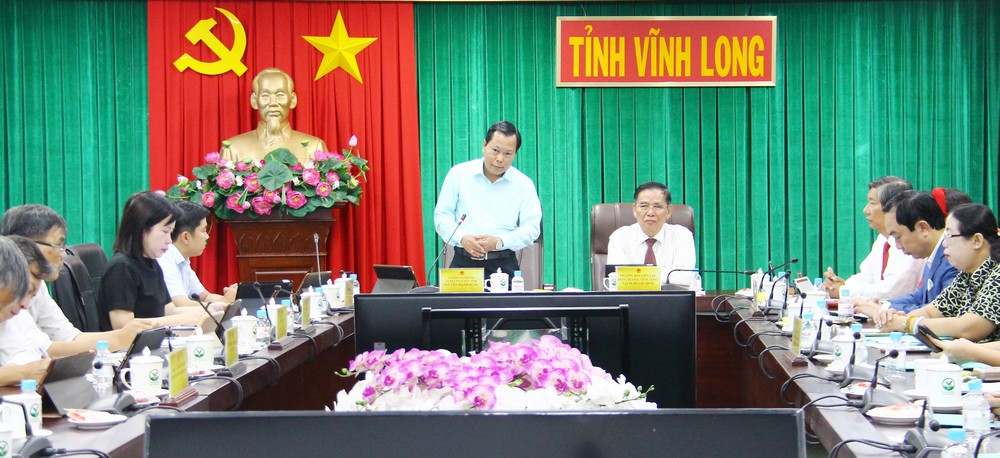 Đồng chí Nguyễn Mạnh Hùng phát biểu tại cuộc họp.