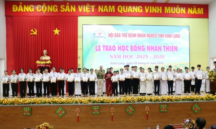 Trao học bổng Nhân Thiện cho học sinh khó khăn