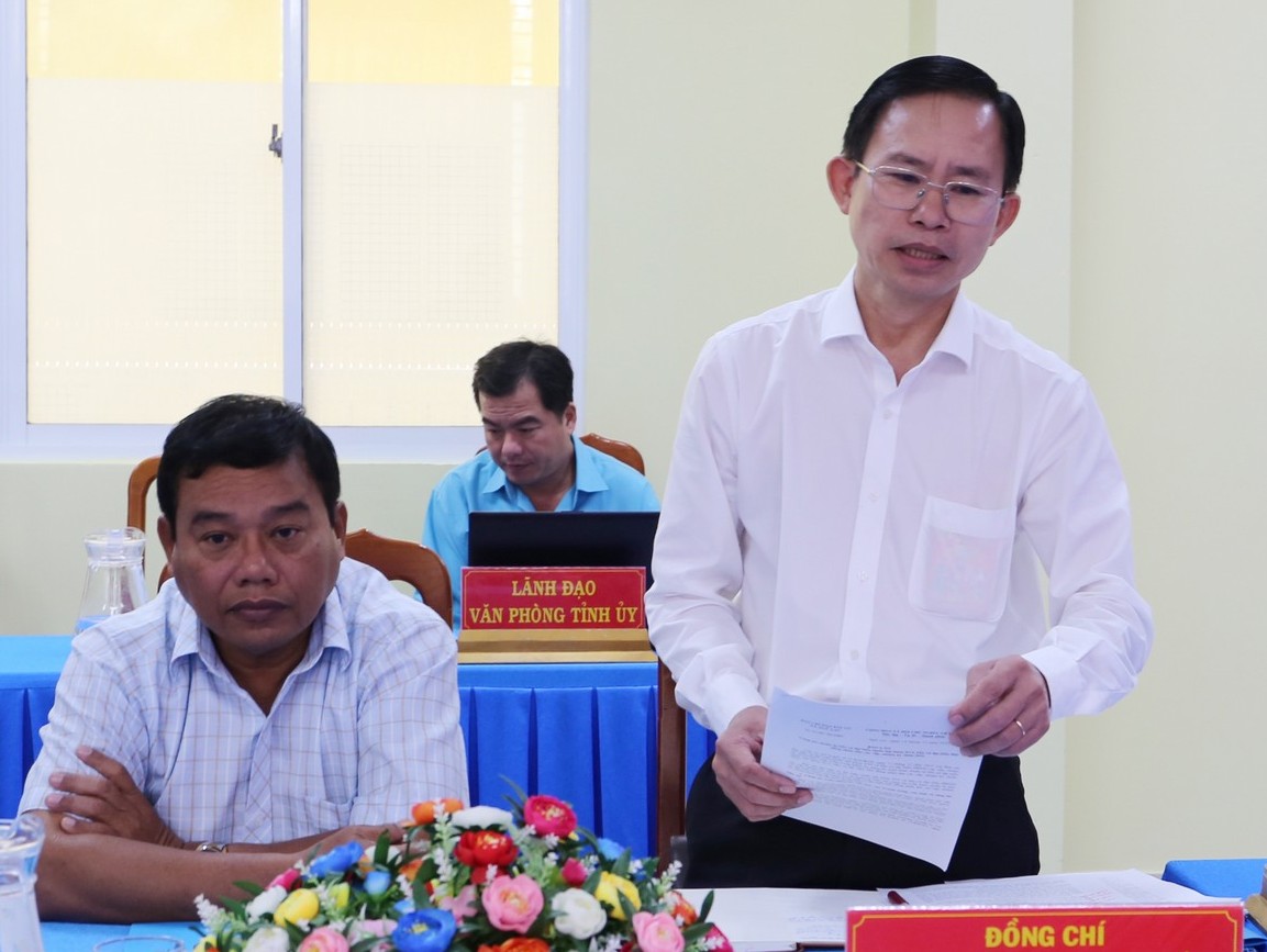 Đồng chí Nguyễn Văn Hiếu- Ủy viên Ban Thường vụ Tỉnh ủy, Trưởng Ban Tổ chức Tỉnh ủy trao đổi về công tác xây dựng Đảng.