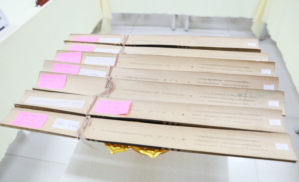 Sách lá Buông trưng bày tại tọa đàm.