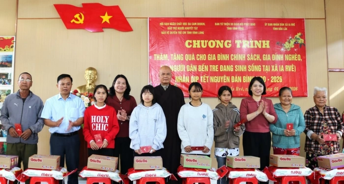 Trao 300 phần quà Tết cho gia đình chính sách, hộ khó khăn tại xã Ia Rvê, tỉnh Đắk Lắk