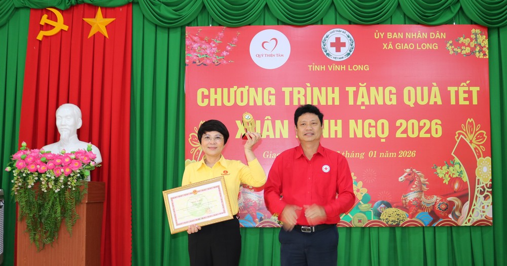 Trao bằng khen của UBND tỉnh cho Quỹ Thiện Tâm.