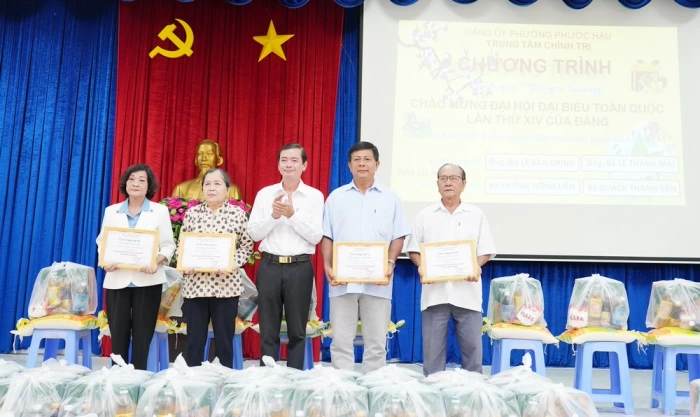 Trao 200 phần quà “Tết yêu thương” cho người dân có hoàn cảnh khó khăn