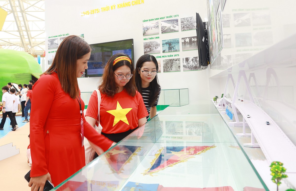 Không gian Triển lãm tỉnh Vĩnh Long được thiết kế hiện đại, kết hợp hài hòa giữa trưng bày truyền thống và trưng bày ứng dụng công nghệ số 4.0.