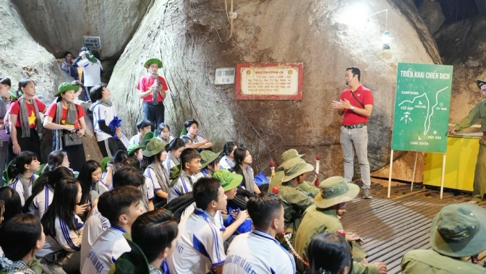 Hơn 500 cán bộ, giáo viên, học sinh Trường THPT Võ Văn Kiệt trải nghiệm tại đồi Tức Dụp