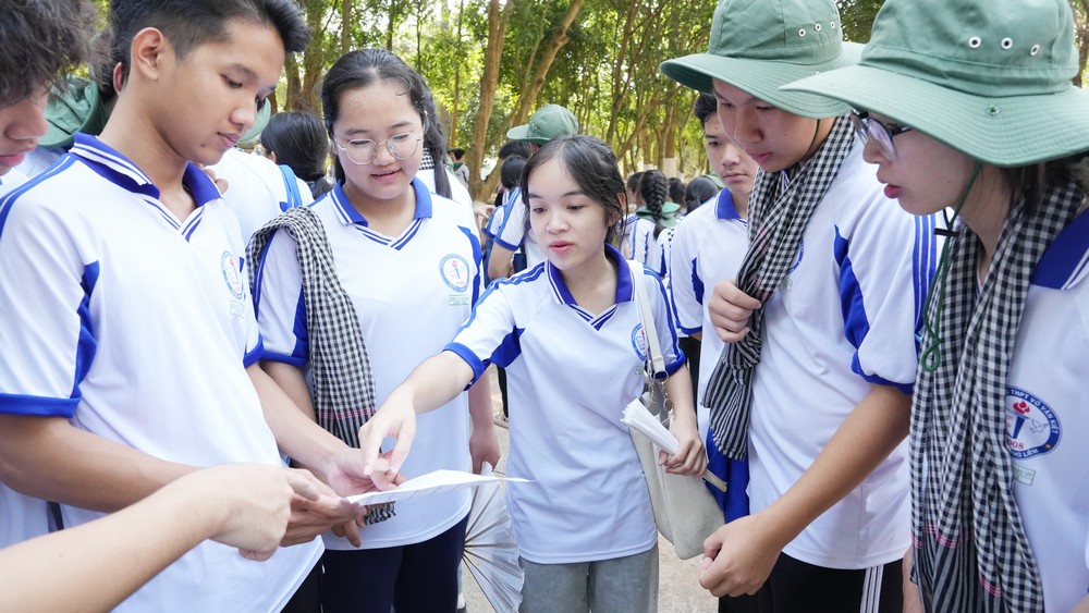 Học sinh tham gia trải nghiệm “Mật mã lịch sử”, với nhiều hoạt động thú vị.
