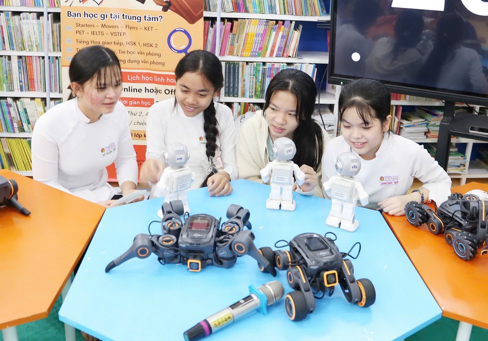 Học sinh trải nghiệm và trực tiếp tương tác với robot. Ảnh: NGỌC XOÀN
