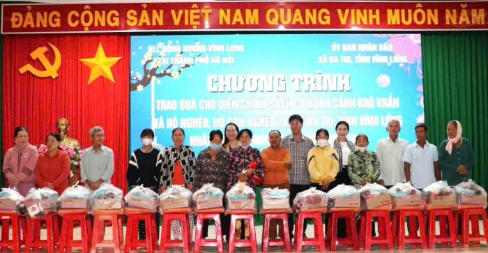 Tặng 200 phần quà Tết cho các gia đình chính sách khó khăn, hộ nghèo xã Ba Tri