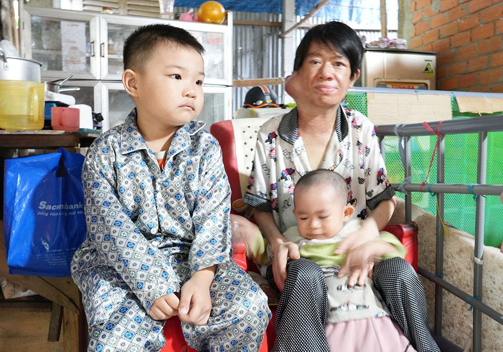 Chị Tăng Thị Mỹ Dung và hai con.