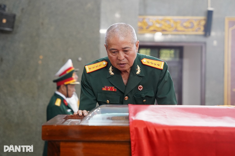 Đại úy Vũ Đình Khang tiễn biệt Đại tướng Lê Văn Dũng (Ảnh: Ngọc Tân).