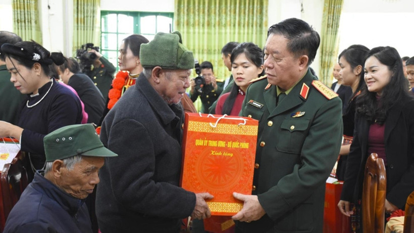 Đại tướng Nguyễn Trọng Nghĩa trao quà tặng các gia đình chính sách, người có công trên địa bàn tỉnh Cao Bằng. (Ảnh: Báo Quân đội nhân dân)