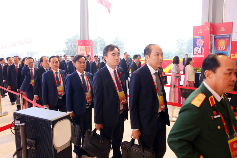 Các đại biểu đến dự Đại hội XIV của Đảng. Ảnh: TTXVN
