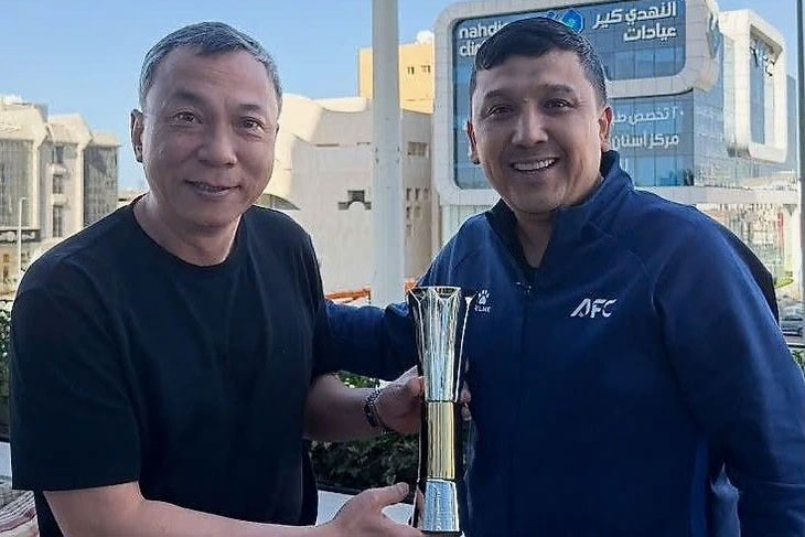 Chủ tịch VFF nhận hộ Đình Bắc chiếc cúp Vua phá lưới U23 châu Á 2026 - Ảnh: VFF