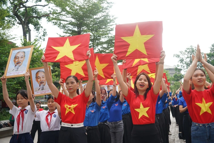 Công trình thanh niên trao tặng hàng trăm nghìn lá cờ Tổ quốc, ảnh Bác cho vùng sâu, vùng xa, vùng biên giới, hải đảo - Ảnh: VŨ TUẤN

