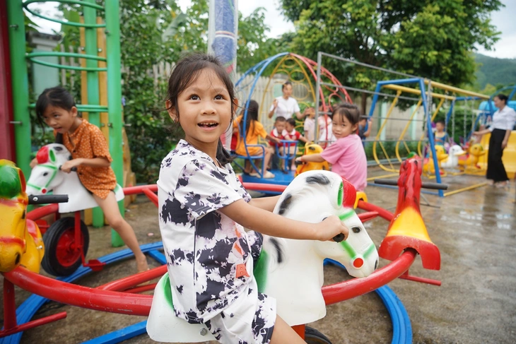 Hàng nghìn sân chơi cho thiếu nhi được Đoàn thanh niên đóng góp, thực hiện - Ảnh: VŨ TUẤN

