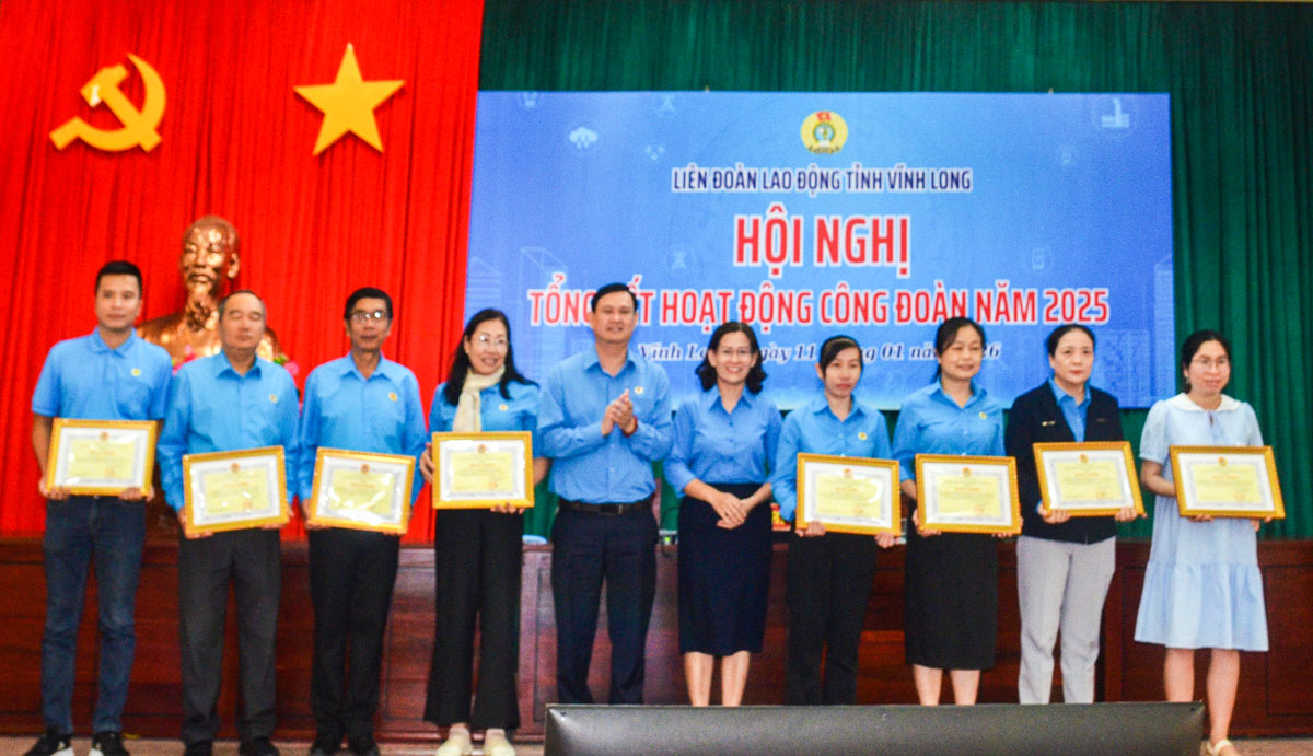 Lãnh đạo LĐLĐ tỉnh bằng khen của các tập thể