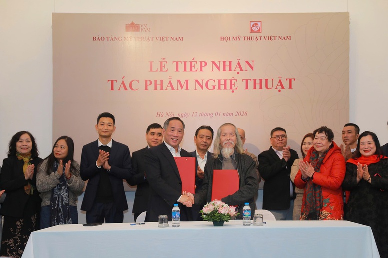 Lễ tiếp nhận gần 1.000 tác phẩm mỹ thuật do Hội Mỹ thuật Việt Nam chuyển giao Bảo tàng Mỹ thuật Việt Nam. Ảnh: VGP/MT
