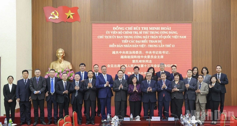 Chủ tịch Ủy ban Trung ương Mặt trận Tổ quốc Việt Nam Bùi Thị Minh Hoài chụp ảnh kỷ niệm cùng các đại biểu tham dự Diễn đàn nhân dân Việt - Trung lần thứ 13, trong đó có Giáo sư Thành Hán Bình (hàng đầu, thứ 3 từ trái sang). (Ảnh: Báo Nhân Dân)