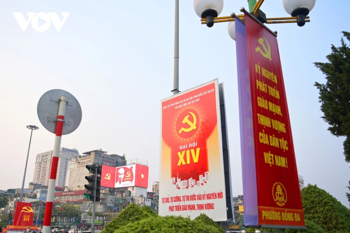 Các cụm pano cổ động, khẩu hiệu tuyên truyền về Đại hội được bố trí nổi bật tại các trục giao thông lớn, quảng trường, công viên, tạo điểm nhấn trực quan và trang nghiêm. Ảnh: VOV