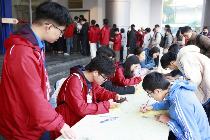 Các bạn trẻ đăng ký, xếp hàng chờ đến lượt hiến máu tại ngày hội - Ảnh: T.H.