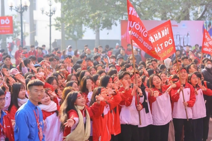 Hàng nghìn bạn trẻ xếp hàng hiến máu cứu người